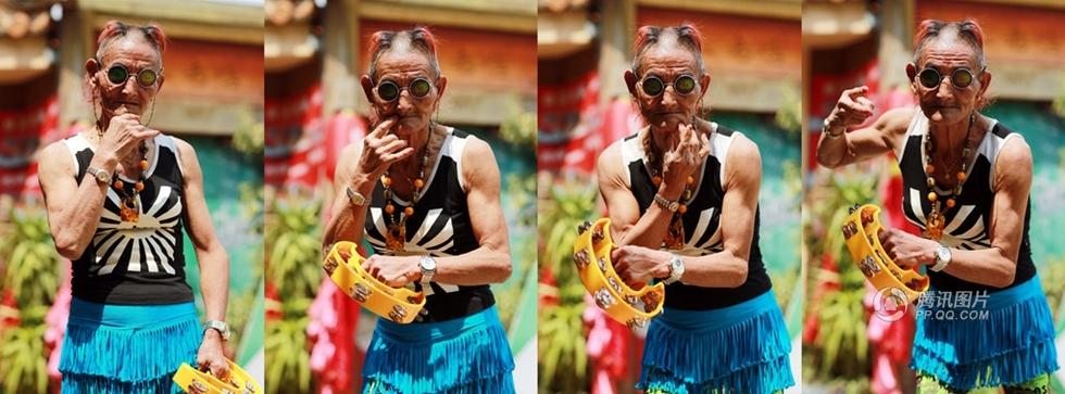 Un anciano se traviste por piedad filial