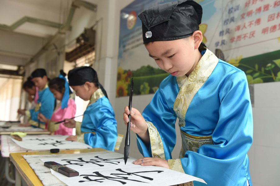 Los estudiantes regalan caligrafías a sus madres en un día especial