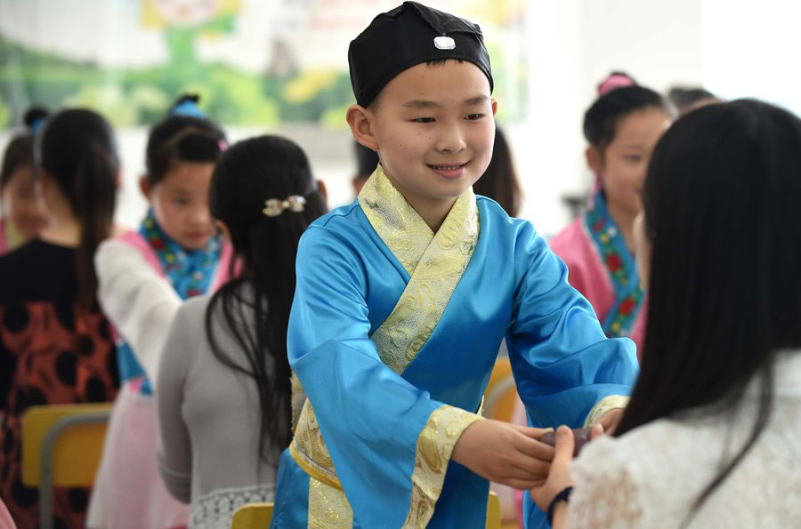 Los estudiantes regalan caligrafías a sus madres en un día especial