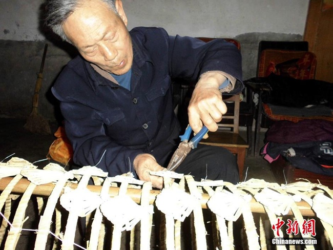 Un hombre crea un dragón con 83.600 trozos de paja