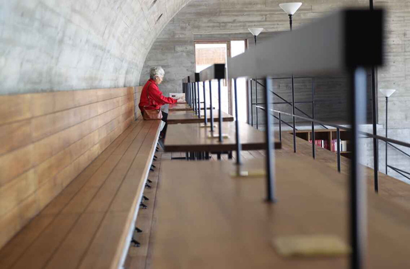 Una persona mayor lee un libro en la biblioteca aislada del ruido a tan sólo cientos de metros de una playa que normalmente está repleta de turistas, en Beidaihe, provincia de Hebei, el 12 de mayo de 2015. 
