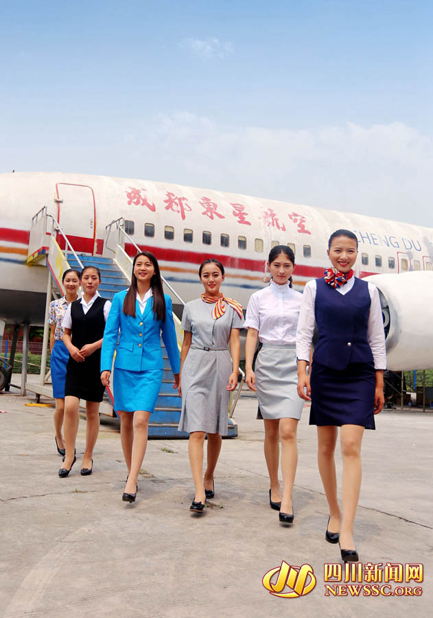 Azafatas de aire futuro presentan uniformes del pasado