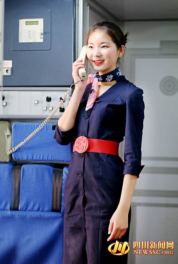 Azafatas de aire futuro presentan uniformes del pasado