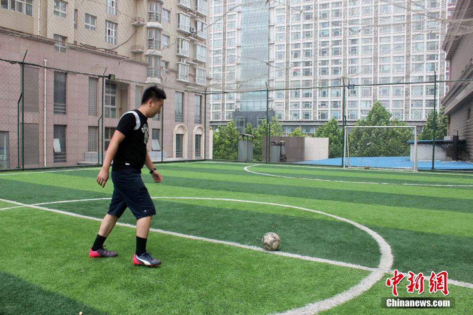 Aficionado de Zhengzhou construye un campo de fútbol para sí mismo