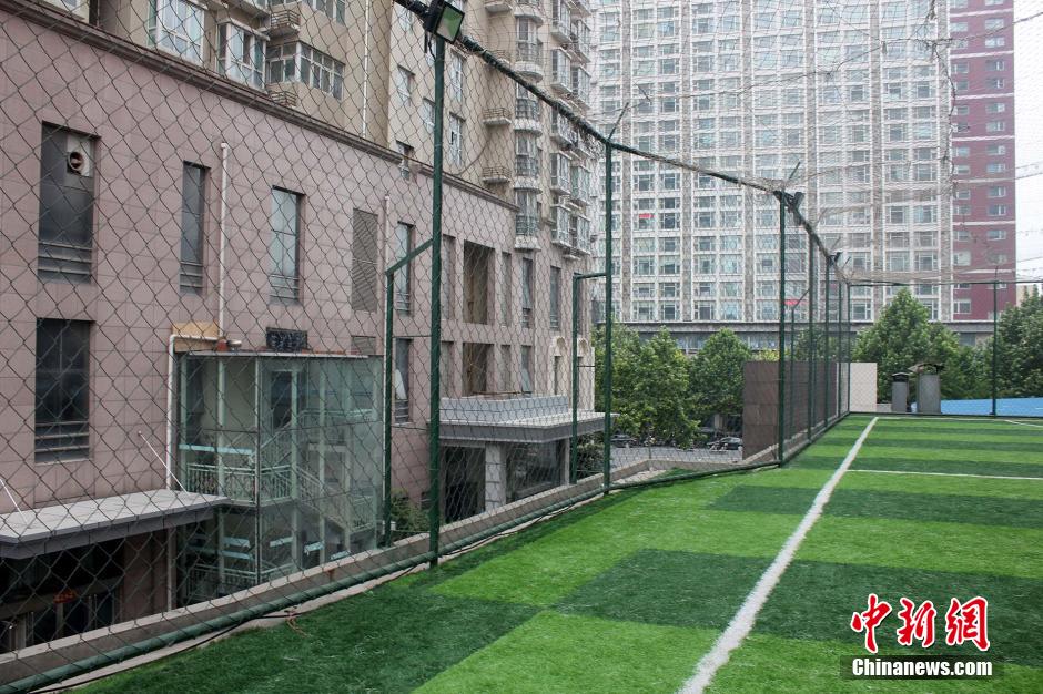 Aficionado de Zhengzhou construye un campo de fútbol para sí mismo