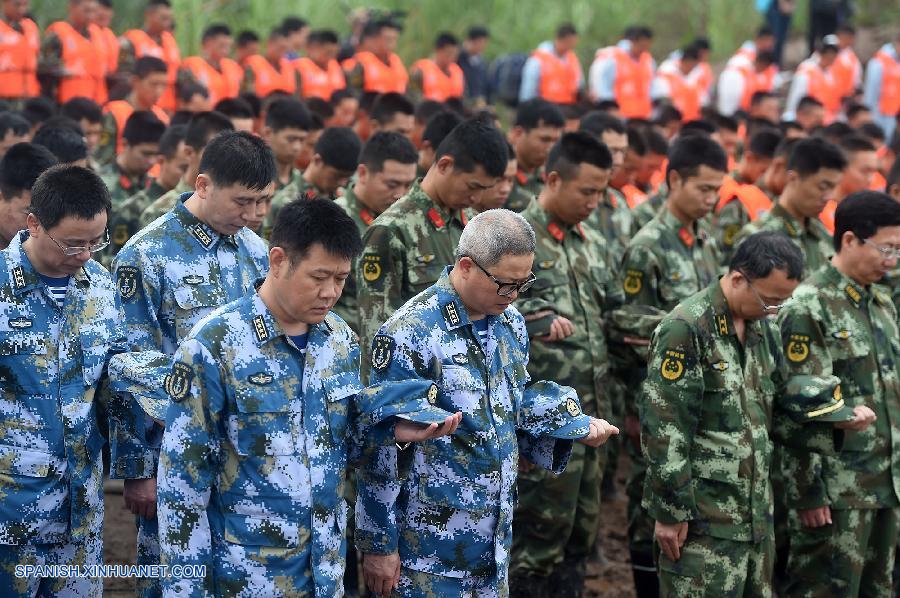 China llora a víctimas de naufragio de crucero en río Yangtse mientras continúa la búsqueda