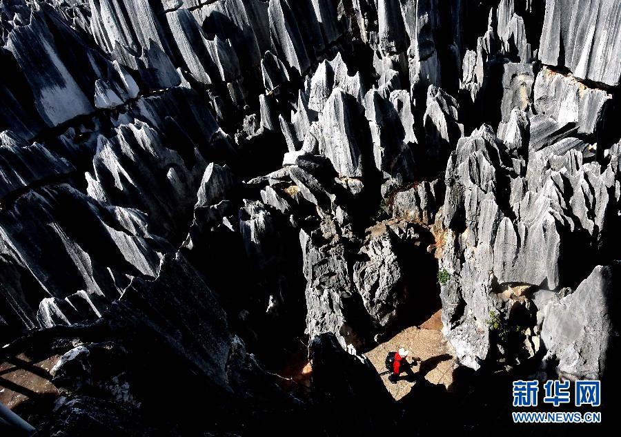 Un turista camina por el bosque de piedra de Kunming, en la provincia de Yunnan. (Foto: Song Wang)