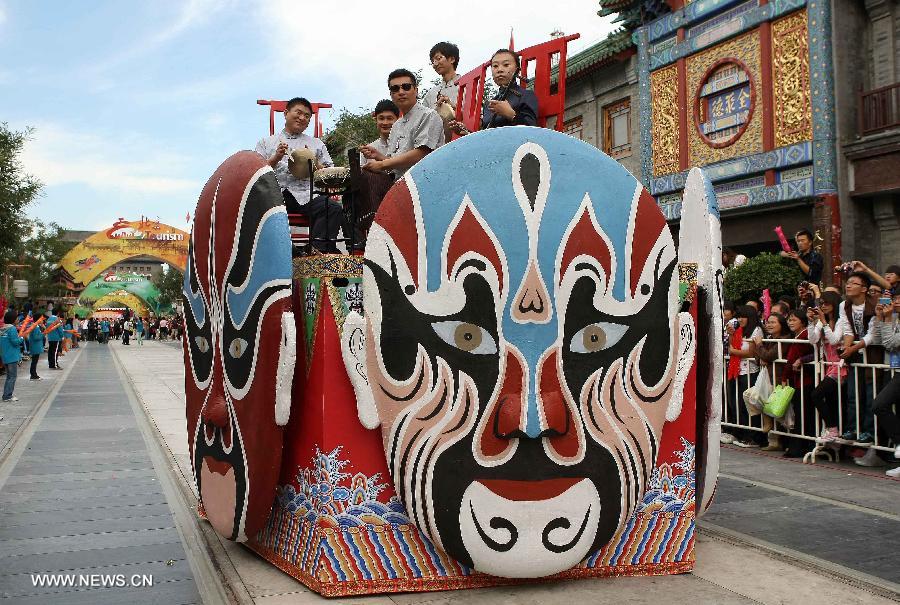 Una carroza adornada con una máscara de la ópera de Pekín se presenta en el Festival Internacional de Turismo de Pekín. En China, las máscaras de la ópera de Pekín se han ido convirtiendo en una nueva moda. (Foto: Fan Jiashan)