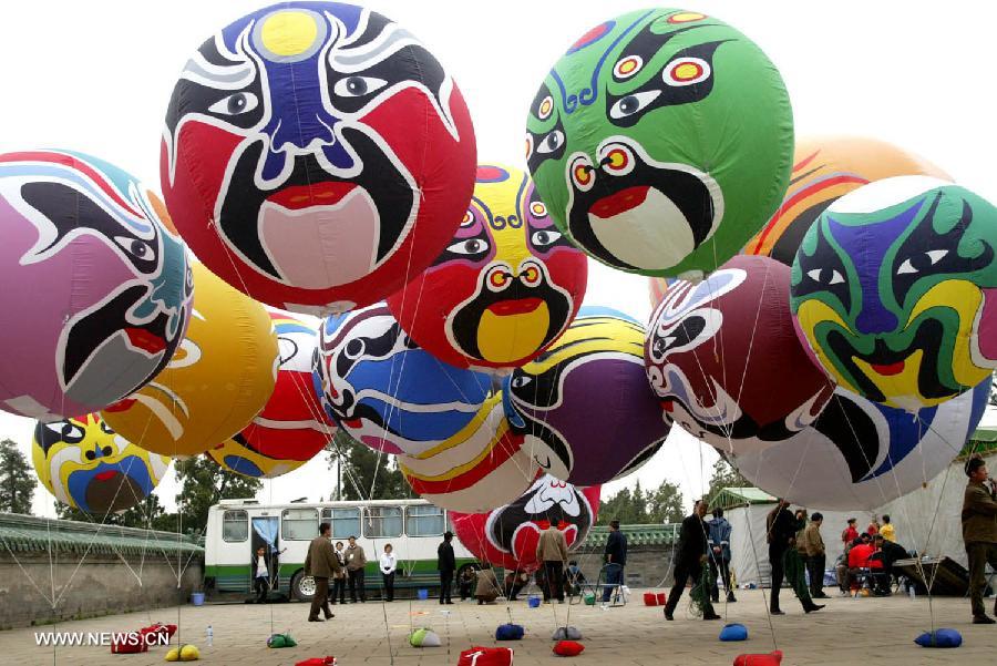 Globos pintados con máscaras de la ópera de Pekín en la ceremonia de apertura del Foro de la Fortuna en Pekín. En China, las máscaras de la ópera de Pekín se han ido convirtiendo en una nueva moda. (Foto: Li Mingfang)