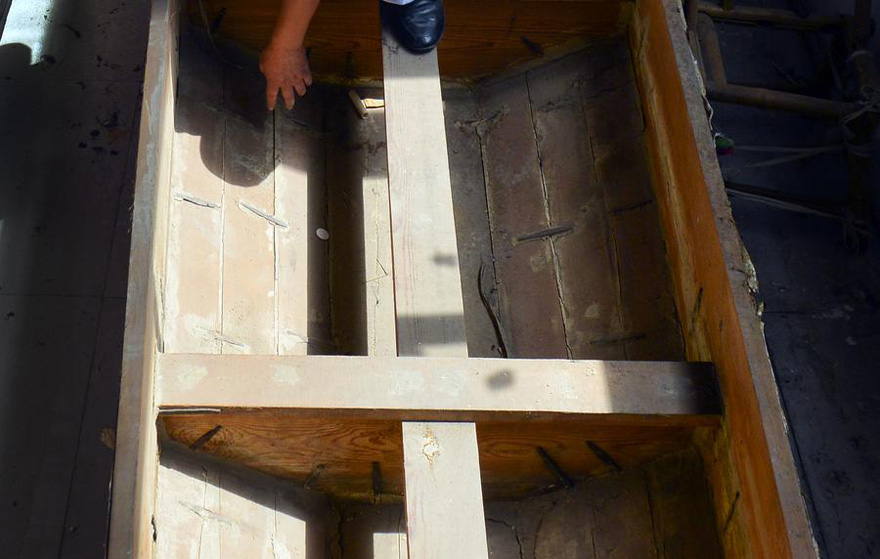 Peng Jiabai muestra un barco de dragón de madera en la ciudad de Chengdu, provincia de Sichuan, el 12 de junio de 2015. 