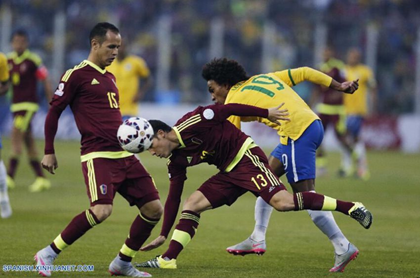 Fútbol: Brasil vence a Venezuela 2-1 y avanza junto a Colombia en Copa América