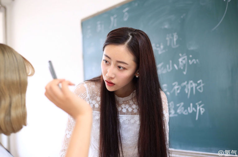 Nacida después de 1990, guapa profesora se hace popular en Internet