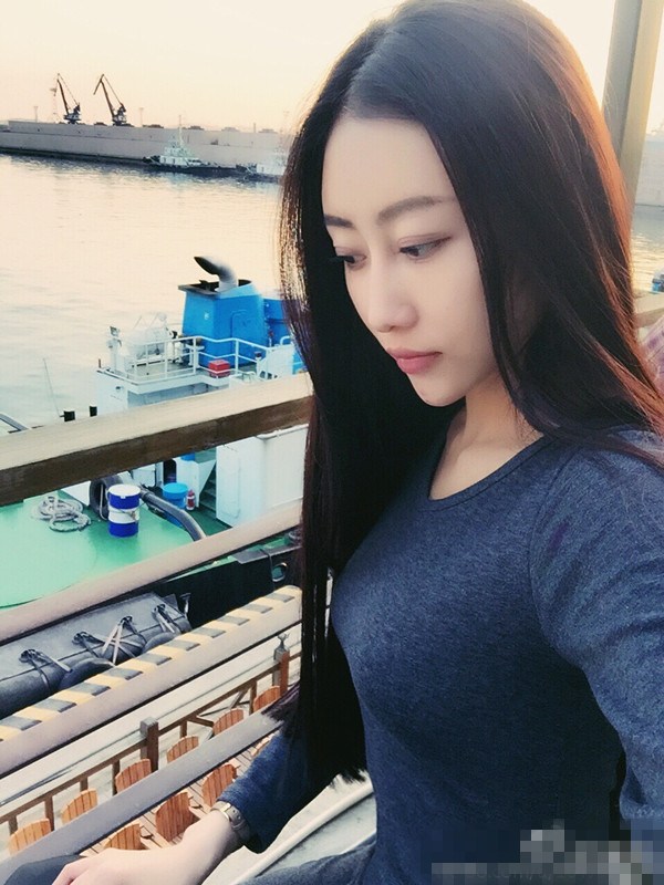 Nacida después de 1990, guapa profesora se hace popular en Internet