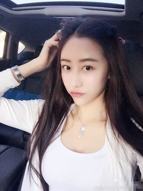 Nacida después de 1990, guapa profesora se hace popular en Internet