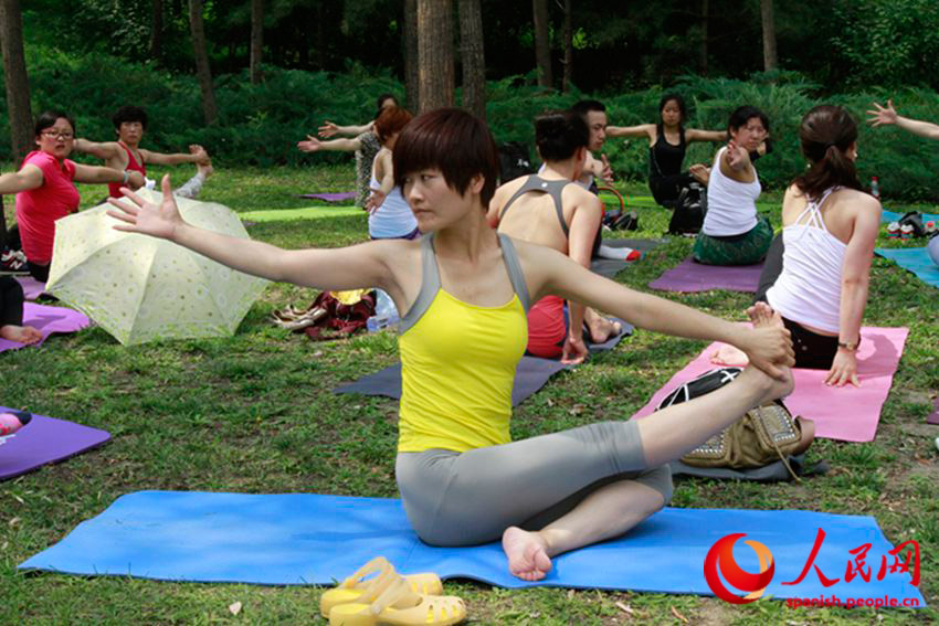 Este 21 de junio, con prácticas masivas de asanas (posturas), meditación y cánticos China celebró el Día Internacional del Yoga. En el parque de Chaoyang, en Pekín, cientos de personas se reunieron junto a instructores de distintas academias y grupos para recibir clases gratuitas y aprender los principios de la milenaria ciencia Yoga. (Foto: YAC)