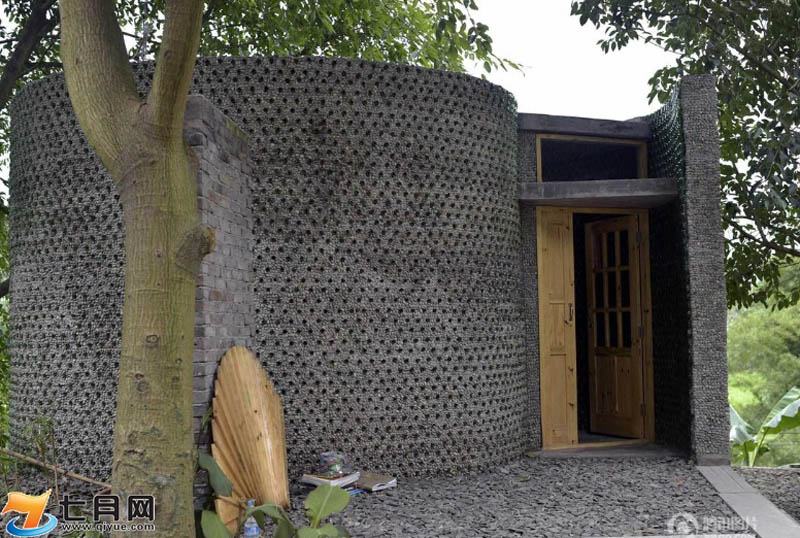 Oficina de Li Rongjun hecha con botellas de cerveza.