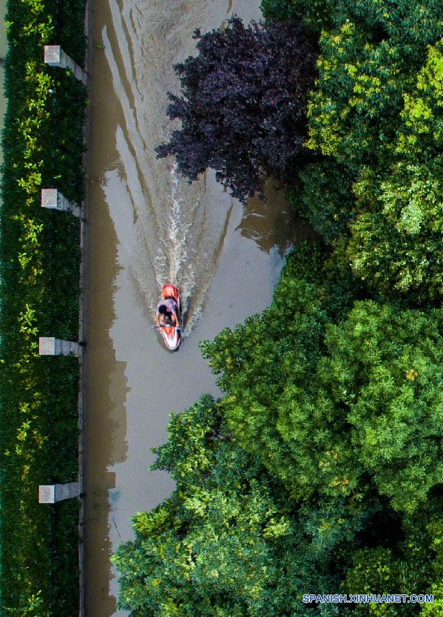 Tifón Chan-Hom se debilita y deja región costera de China