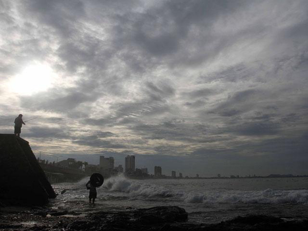 Huracán Dolores avanza hacia el oeste de las costas mexicanas