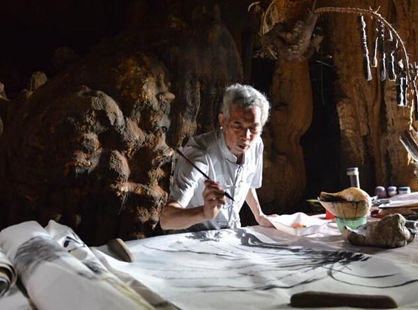 Song Chuan Zhong pinta cuadros en la cueva.