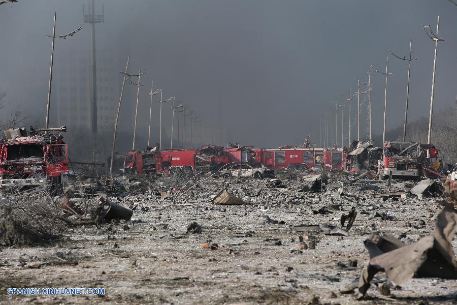 Fuegos en Tianjin "inicialmente controlados" con 18 bomberos desaparecidos