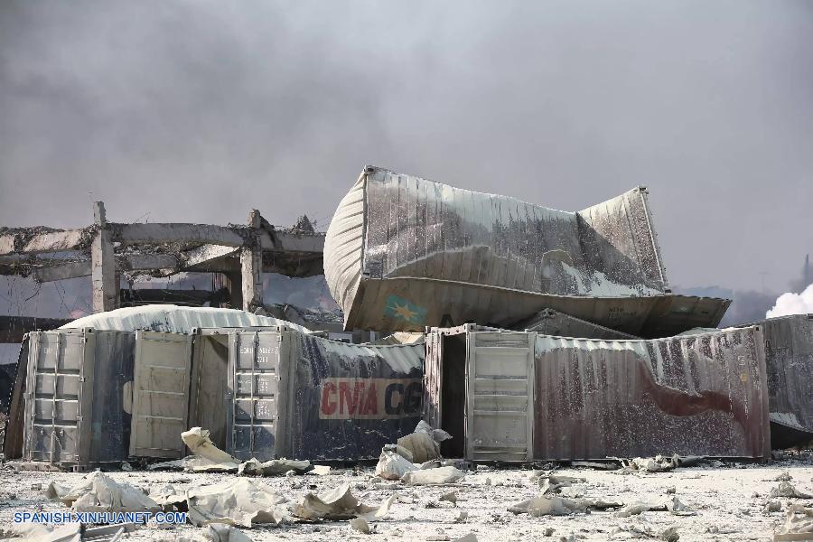 Fuegos en Tianjin "inicialmente controlados" con 18 bomberos desaparecidos