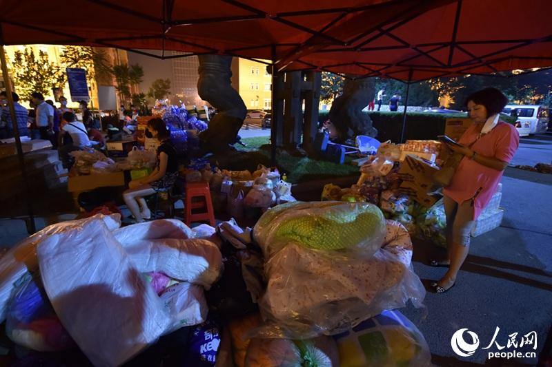 Voluntarios permanecen en la entrada del Hospital Teda