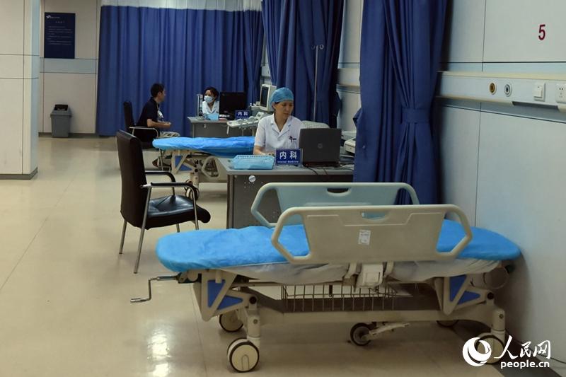 Voluntarios permanecen en la entrada del Hospital Teda