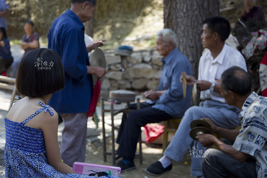 Li Zunzhong, el undécimo heredero del drama Bang de Huangluquan, comenzó a desarrollar este arte después de haber estado desaparecido durante 50 a?os. (Iqilu.com/SunChangzheng, Bai Shaoguang)