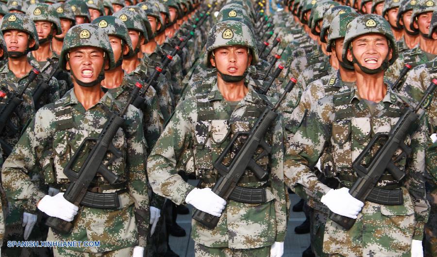 Fotos de entrenamiento para desfile militar de Día de Victoria