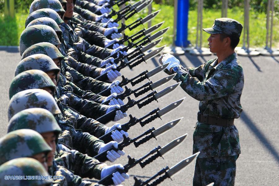 Fotos de entrenamiento para desfile militar de Día de Victoria