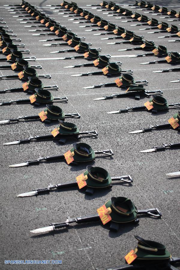 Fotos de entrenamiento para desfile militar de Día de Victoria