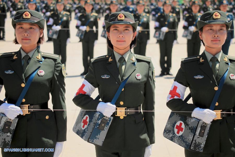 Fotos de entrenamiento para desfile militar de Día de Victoria