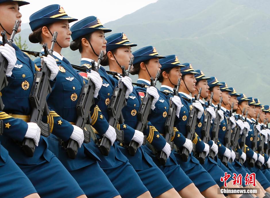 Imágenes de la base de entrenamiento para el desfile militar