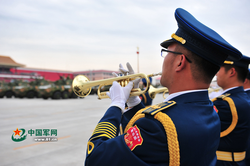 Fotos de soldados en el entrenamiento para el desfile militar