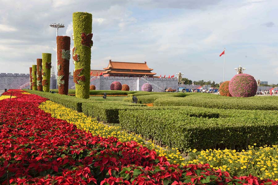 Decoración floral cerca de la Plaza Tian′anmen para el desfile militar del 3 de septiembre. [Foto/Xinhua]