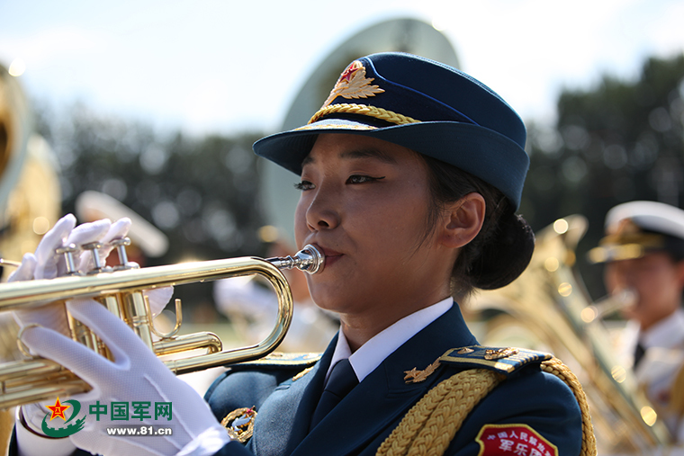 Las bellas artistas en la banda militar para el desfile del Día de Victoria