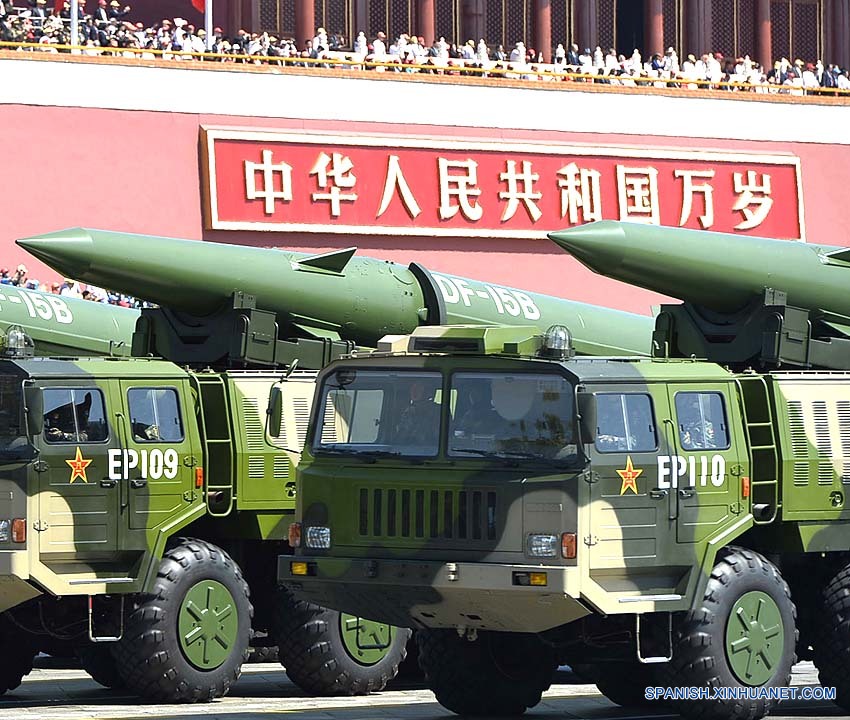 China muestra misiles en masivo desfile militar