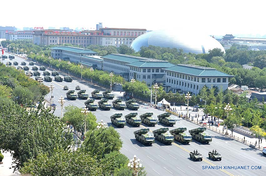 China muestra misiles en masivo desfile militar
