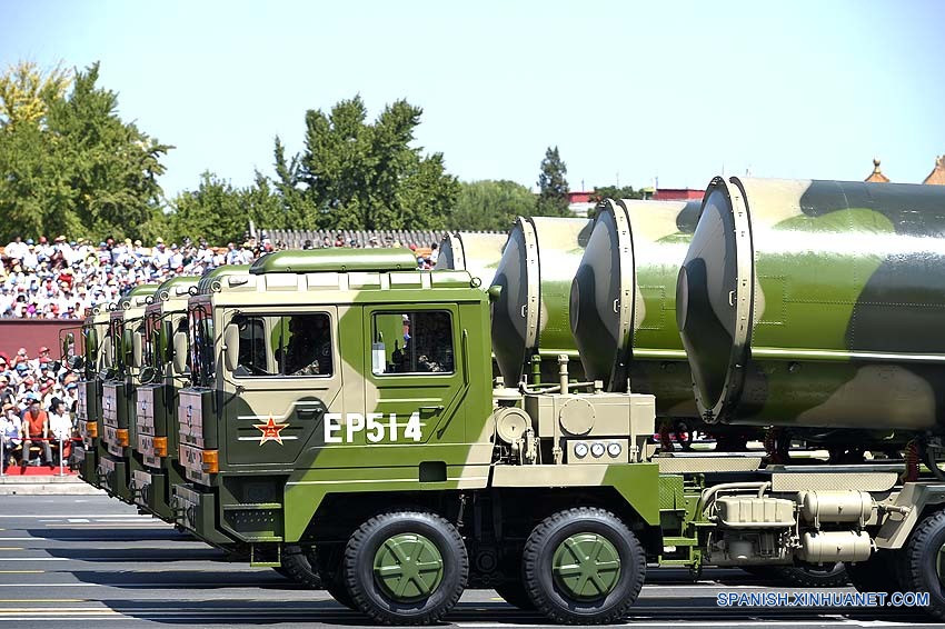 China muestra misiles en masivo desfile militar