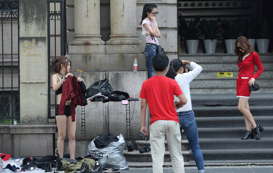 Modelos se cambian de ropa en las calles de Hangzhou