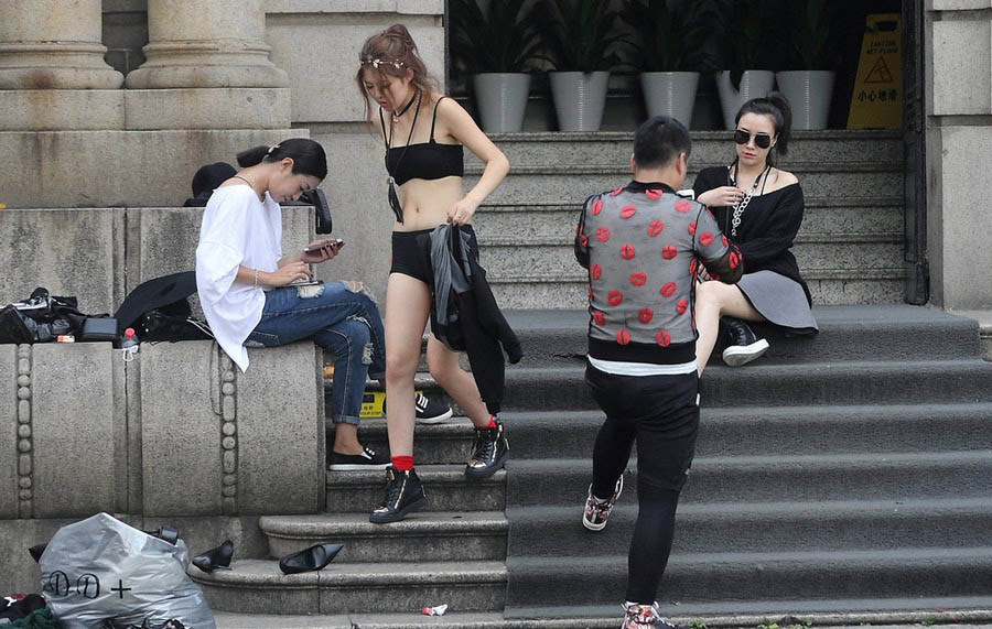 Modelos se cambian de ropa en las calles de Hangzhou