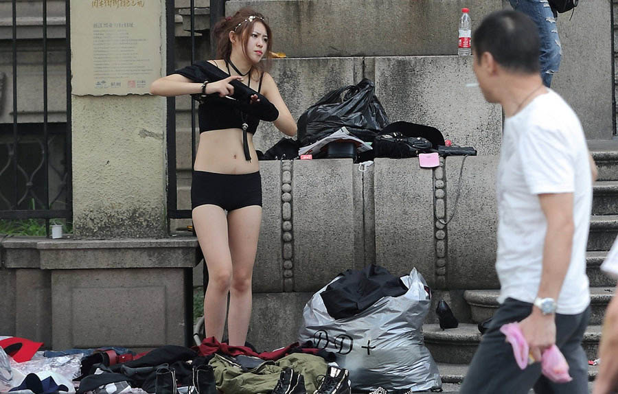 Modelos se cambian de ropa en las calles de Hangzhou