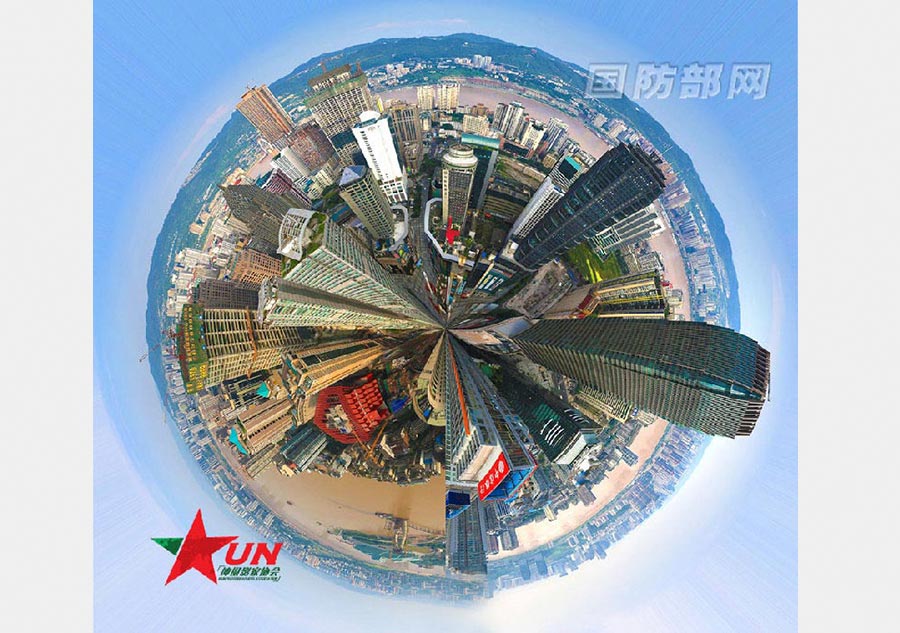 El paracaidista jubilado Wang Zhengkun fotografía la Tierra desde el cielo con su cámara. [Foto / mod.goc]