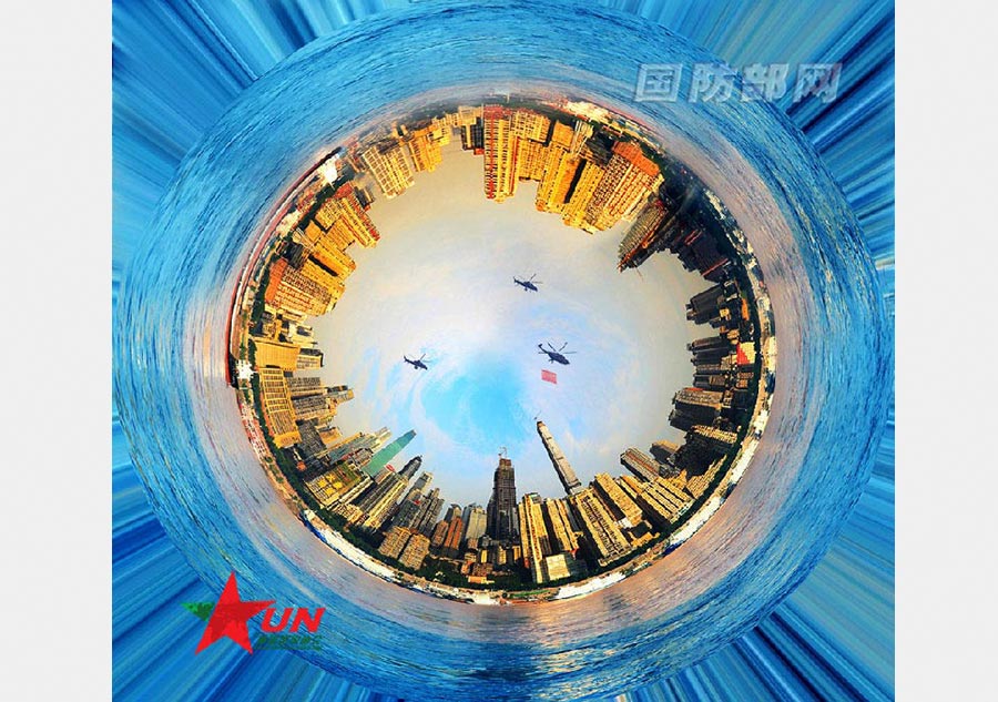 El paracaidista jubilado Wang Zhengkun fotografía la Tierra desde el cielo con su cámara. [Foto / mod.goc]