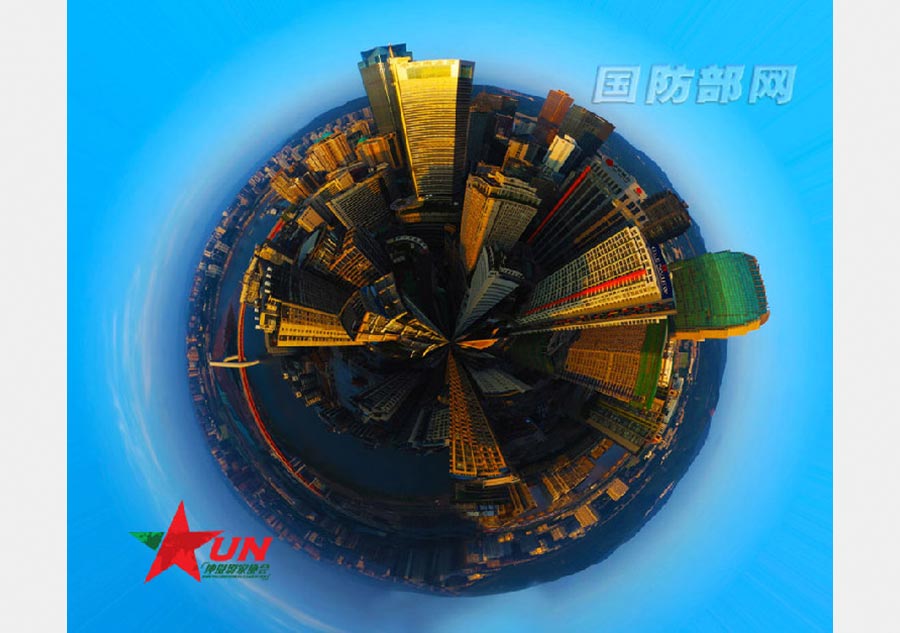 El paracaidista jubilado Wang Zhengkun fotografía la Tierra desde el cielo con su cámara. [Foto / mod.goc]