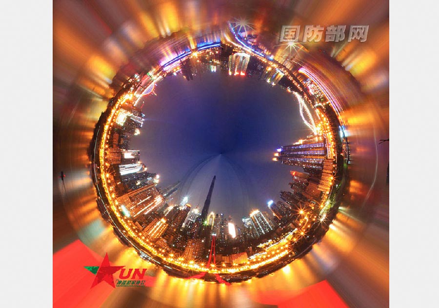 El paracaidista jubilado Wang Zhengkun fotografía la Tierra desde el cielo con su cámara. [Foto / mod.goc]