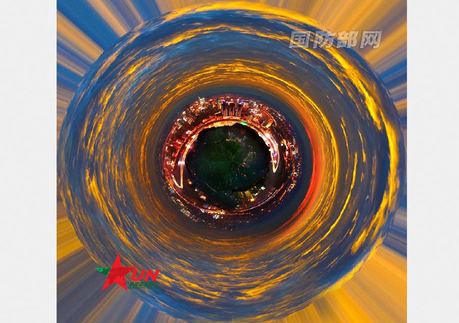 El paracaidista jubilado Wang Zhengkun fotografía la Tierra desde el cielo con su cámara. [Foto / mod.goc]