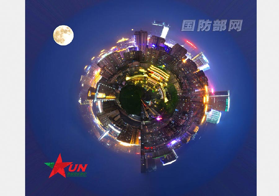 El paracaidista jubilado Wang Zhengkun fotografía la Tierra desde el cielo con su cámara. [Foto / mod.goc]