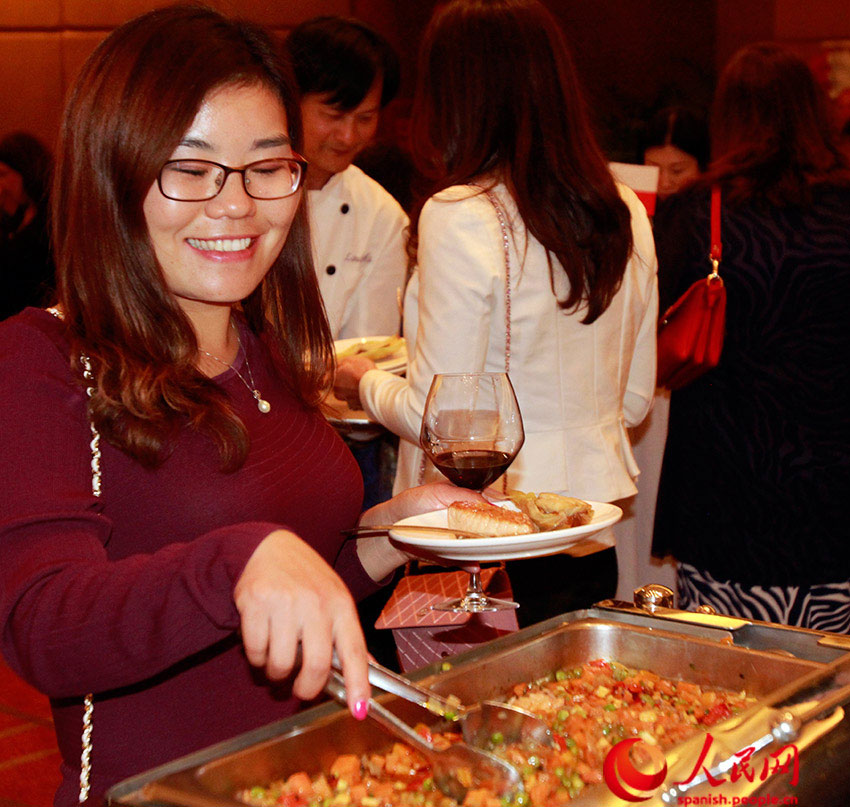 La Semana Gastronómica de Chile atrae la atención de muchos jóvenes chinos, que valoran la calidad y la frescura de los productos chilenos del mar. (Foto: YAC)