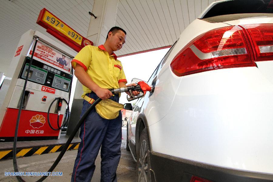 China sube precios minoristas de combustibles